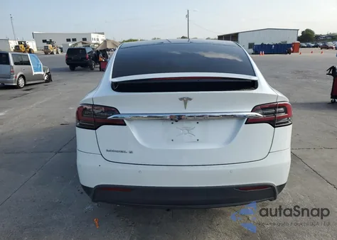 2016 Tesla Model X z USA, uszkodzony, nr VIN 5YJXCBE28GF015658
